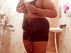 Tempting Indian Beauty in Bold Video