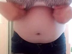Webcam Model’s Sultry Action