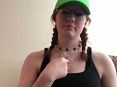 Redhead’s Natural Curves Captivate