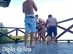 a daring gostosa balcony escape