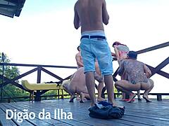 a daring gostosa balcony escape