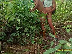 Bush Hot Sex With BBW King’s Wife During Village Ritual Stuns Me
