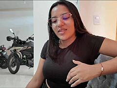 mi nueva vecina me da una cálida bienvenida al barrio