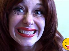 饥渴恋物女王用舌头热情舔舐和挑逗