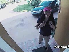 披萨外卖员用钱换口交