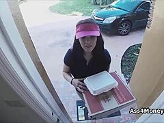 披萨外卖员用钱换口交