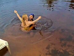Casal aventureiro caught having wild sex in the mangrove