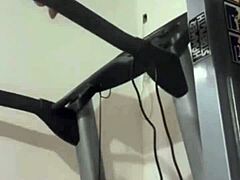 Ex mulher do belo se tocando muscularmente