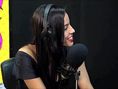 Safada da morena com seu namorado falando putaria!