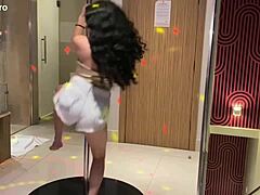 ela falou que gostava de rebolar no rola coloquei logo o mastro para fora e deixei ela arrombada