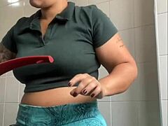 i like to show my swollen slit, it's so big.