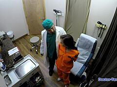 Dr. Tampa在佛罗里达监狱羞辱场景中铐住红发Donna Leigh