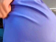 Roseredvip licks pussy
