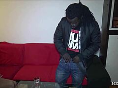 Angetrunkene Nachbarin takes black cock from friend in interracial doggystyle while girlfriend watches