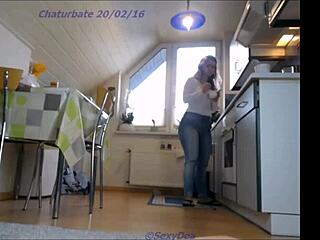 gorgeous camgirl shows off tight ass