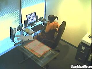 I Spotted Office Worker’s Solo Moment