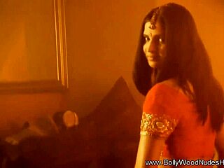 I crave romance with an exotic brunette