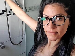 Meladinha Latina’s Sticky Bath After Fingering Fun
