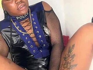 anitawetpussy keeps fingering herself