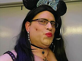 Black mature shemale’s intense crossdressing encounter