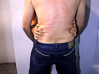我在紧身裤里干磨,直到射在裤子里