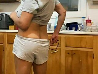 anna maria’s mature latina dance in kitchen