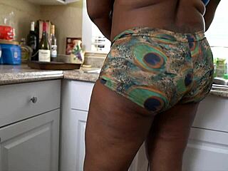 Lady Raex's fierce custom squirt video