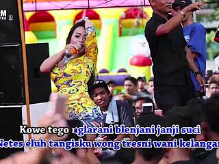 Indonesian Pretty Singers Tease With Erotic Dance