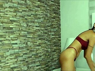 Mollya Webcam Model Shows Stunning Assets