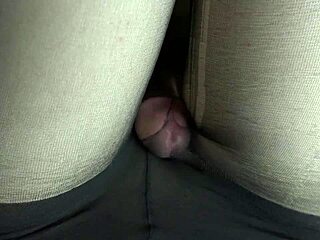 Amateur's close-up pantyhose thrill