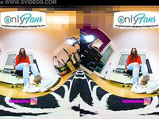VR 3D foot girl crushes in nylons