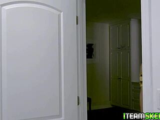 Brunette Milf’s Sly Blonde Teen Tribbing