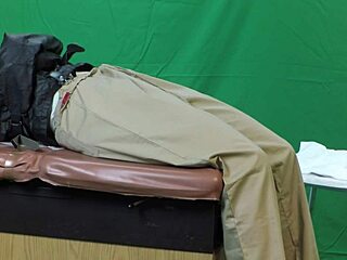 Scarlett Johnson’s medical vag deep inspection
