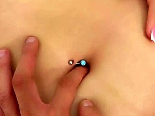 I love fingering this beautiful navel close-up