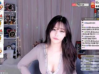韩国妹子穿着可爱衣服为朋友跳性感热舞