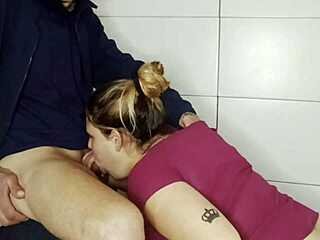 mi cuñada me la chupa a escondidas en el baño