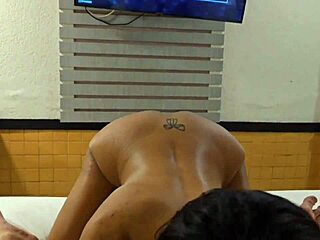 Exclamatory-Provocative Morena gostosa adoro um SEXO ORAL e um DEDINHO no CU