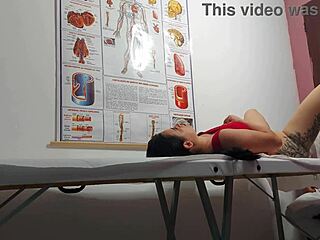 Ginecologista Fingers and Fucks Patient in Wild Session