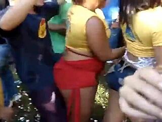 WATCH BRAZILIAN TEASE IN PUBLIC
