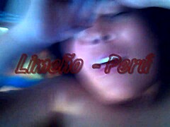 秘鲁大奶妹在直播聊天中展示曲线