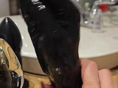 Watch this redhead slut orgasm from huge anal sextoy fucking!