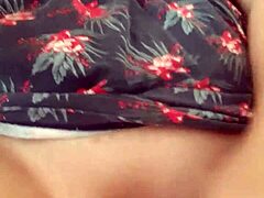 用假屌自慰想着大鸡巴张开骚屄唇