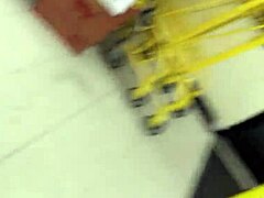 只是看着这两个妈妈在隐藏摄像头里购物