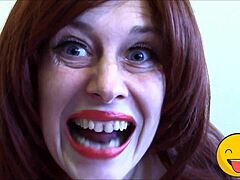 饥渴恋物女王用舌头热情舔舐和挑逗