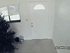 披萨外卖员用钱换口交