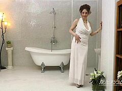 亚洲妹泡泡浴秀大奶故事