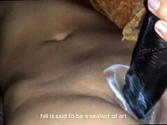 黑发口活妹猛吸大屌塞假阳具进骚穴？