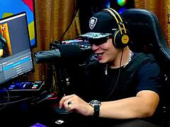 Geisy dk mostra sua tatuagem linda das costas e pede pro ruan colocar ela de quatro - p�pum no barraco - ela manda