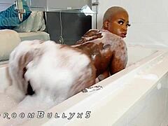 卧室里忍不住狂吸这根粗大黑屌还自摸骚逼