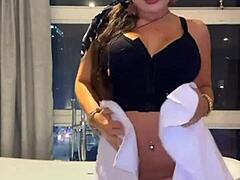 show rebolado da gostosona na banheira e gozada na cama chamando pra macetar firme